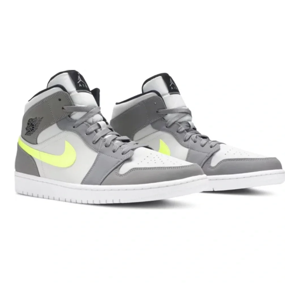 NIKE Air Jordan 1 Mid 'Gunsmoke Volt' - Picture 3 of 12